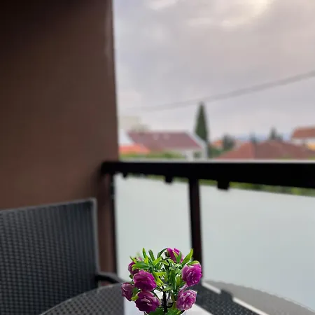 Tinaa Apartment *